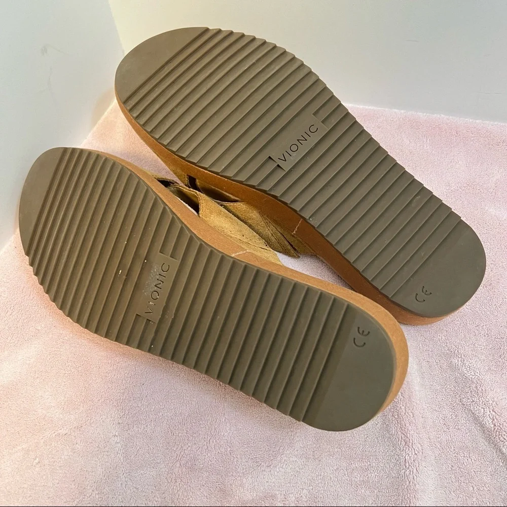 Vionic Hayden Platform Slip-On Sandal or Slides. Size 9 1/2.